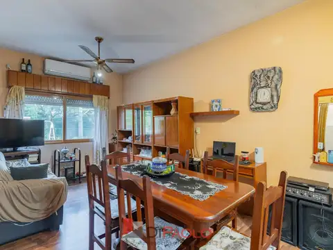 Casa 4 ambientes con 2 baños