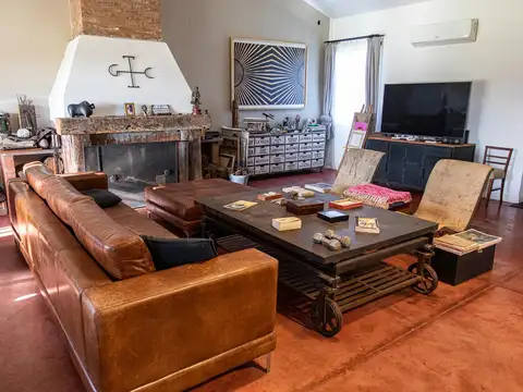 Campo de 32 ha. con infraestructura ideal Club de Polo o Equitación a 14 km. de Capilla del Señor