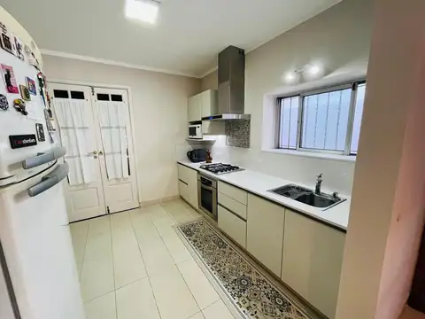 Casa 4 ambientes con 2 baños