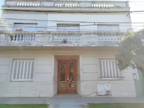 IMPERDIBLE  DEPARTAMENTO DE 2 AMBIENTES MUY LUMINOSO  MUY BAJAS EXPENSAS 