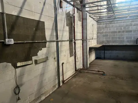 Amplio galpón a la venta en Luján con muy buenos accesos en zona céntrica