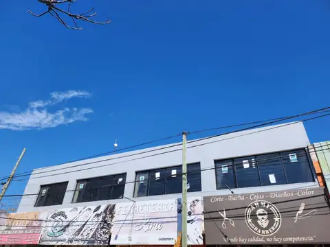 AMPLIO LOCAL EN PLANTA ALTA CON FRENTE A PANAMERICANA