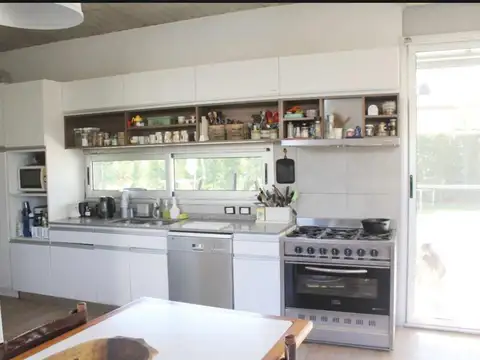 Casa en Venta con 3 cocheras