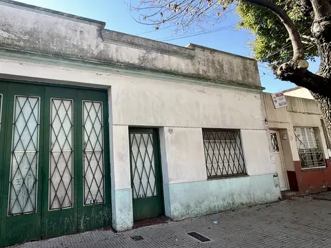 Venta Casa en lote de 8.66 x 34 a reciclar - Mataderos