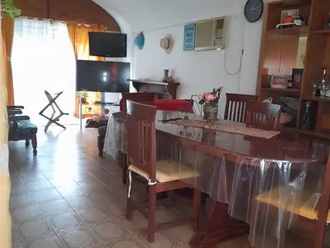 Casa 6 ambientes con 2 baños