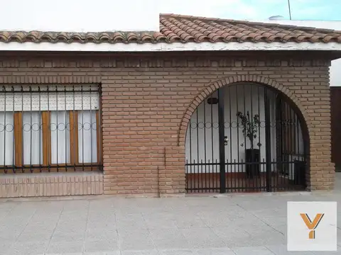 Casa en venta - 3 dormitorios 3 baños - 100mts2 - Necochea