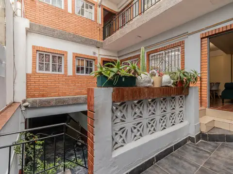 Casa 15 ambientes con 5 baños