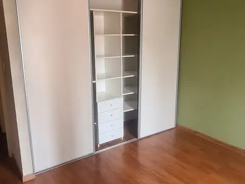 TRIPLEX DE 5AMB DE 20 AÑOS DE ANTIGUEDAD (186Mts2) c/ COCHERA Y PATIO.  SIN EXPENSAS,