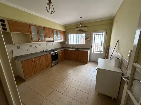 TRIPLEX DE 5AMB DE 20 AÑOS DE ANTIGUEDAD (186Mts2) c/ COCHERA Y PATIO.  SIN EXPENSAS,