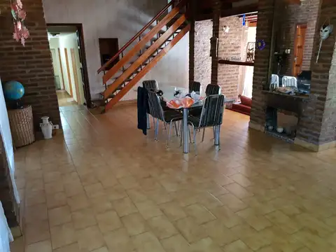 EXCELENTE OPORTUNIDAD: IMPORTANTE CHALET CON PISCINA Y GRAN PARQUE U$S 160.000.-