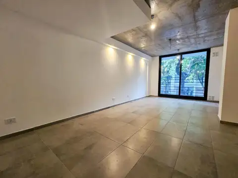 Venta departamento semipiso de 2 dormitorios con patio barrio Abasto