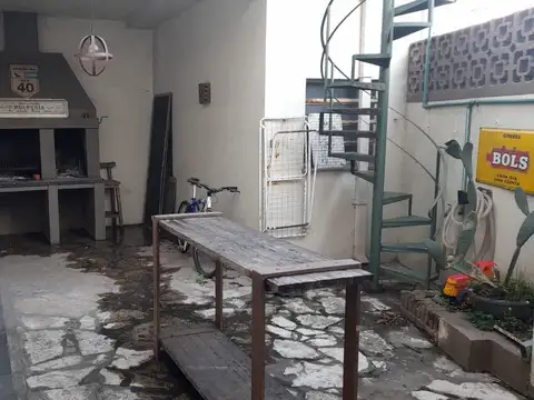 Casa 6 ambientes con 2 baños