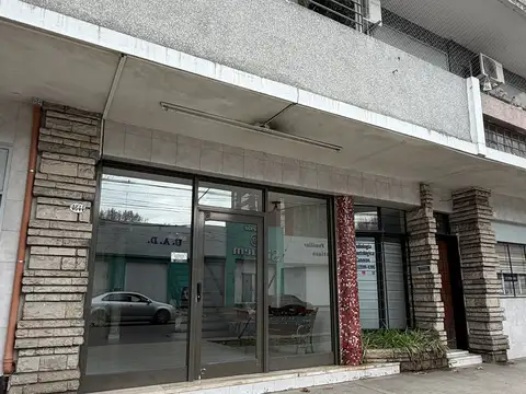 Caseros Centro, Departamento 4 ambientes con balcón y patio