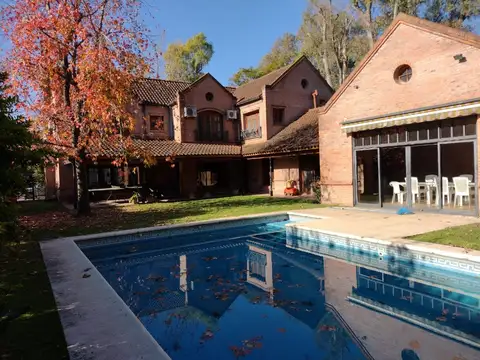 >>> Excelente en Impecable estado casa con muy buena orientación norte y pileta climatizada <<<