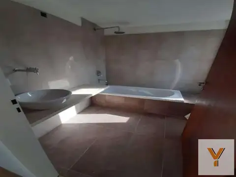 Casa en venta - 3 dormitorios 2 baños - cocheras - 100mts2 - San Carlos, La Plata