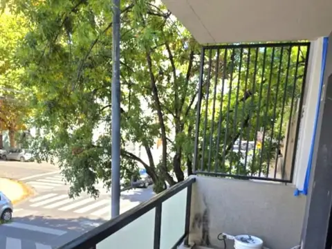 Excelente departamento en edificio de 9 pisos a estrenar. Se trata de un 1° piso al frente con balcón y patio, a pocas cuadras de Agronomía.  Cómodo, amplio y luminoso. Cocina a Gas, Termo eléctrico, Pre instalación de aires