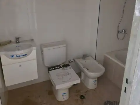 Excelente departamento en edificio de 9 pisos a estrenar. Se trata de un 1° piso al frente con balcón y patio, a pocas cuadras de Agronomía.  Cómodo, amplio y luminoso. Cocina a Gas, Termo eléctrico, Pre instalación de aires