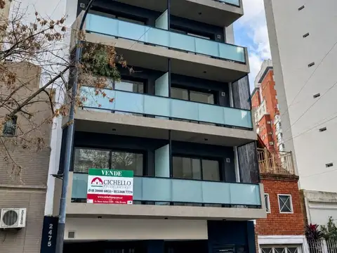 Excelente departamento en edificio de 9 pisos a estrenar. Se trata de un 1° piso al frente con balcón y patio, a pocas cuadras de Agronomía.  Cómodo, amplio y luminoso. Cocina a Gas, Termo eléctrico, Pre instalación de aires