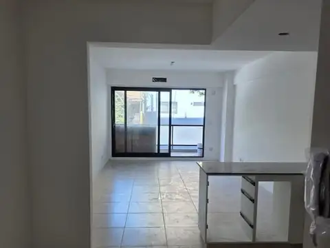 Excelente departamento en edificio de 9 pisos a estrenar. Se trata de un 1° piso al frente con balcón y patio, a pocas cuadras de Agronomía.  Cómodo, amplio y luminoso. Cocina a Gas, Termo eléctrico, Pre instalación de aires