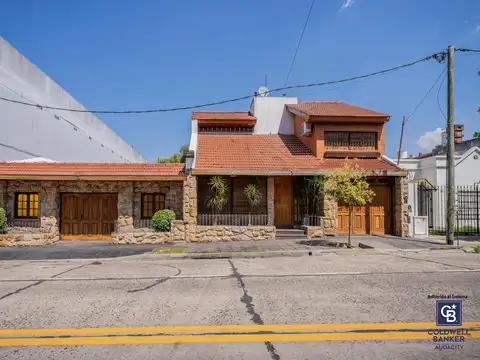 Venta casa 5 ambientes en Villa Lugano, Caba con quincho y pileta climatizada