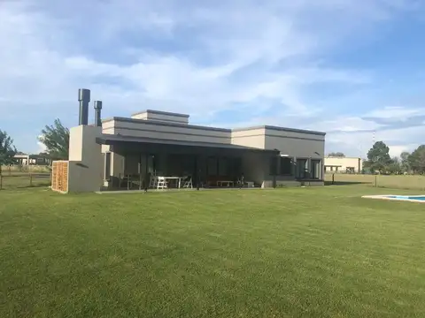 Casa 4 ambientes con 3 baños