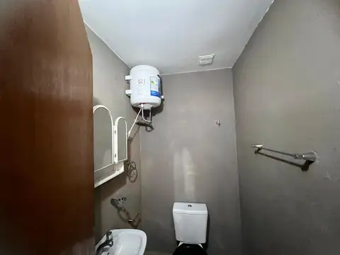 EN VENTA EN CASEROS CENTRO OFICINA DE 21M2 CON BAÑO Y COCINA SECTORIZADA - FICHA 10221