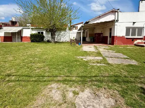 CASA EN VENTA EN ESQUINA GONNET AMPLIO PARQUE