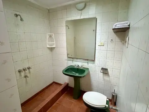 CASA EN VENTA EN ESQUINA GONNET AMPLIO PARQUE