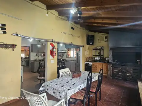 Casa 4 ambientes con 2 baños