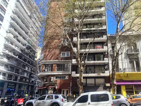 Av. Santa Fe al 2600 esquina Ecuador, Recoleta. Piso 4. Semipiso. Superficie total  140 m2. 4 ambientes. Living y comedor independientes. 3/4 dormitorios. 3 baños. Balcón corrido al frente. Cocina grande. Comedor diario. Lavadero independiente. Losa radia