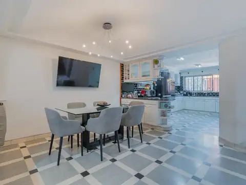 Casa en Venta con 2 cocheras