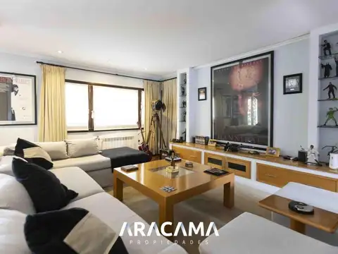 Casa en Venta con 4 cocheras