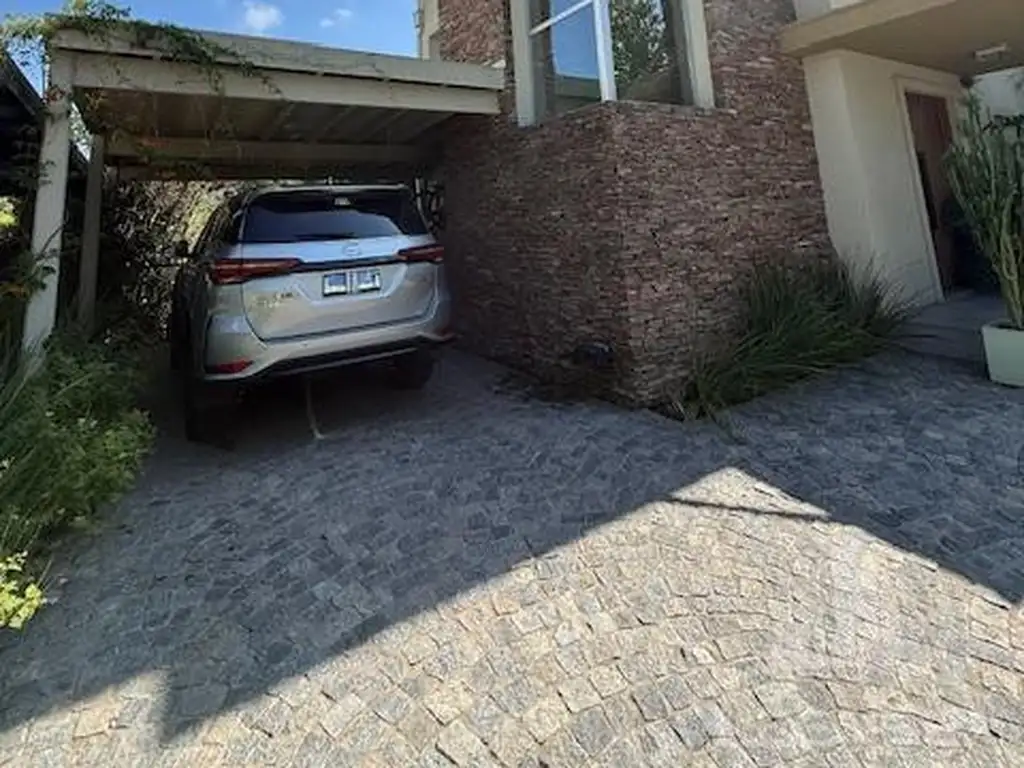 Casa en Alquiler con cochera