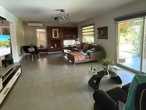 Casa 5 ambientes en alquiler con jardin y piscina - Fincas de Iraola