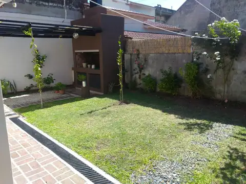 EN VENTA AMPLIA PROPIEDAD EN EL PALOMAR; CUENTA CON 3 DORMITORIOS - FICHA 7888