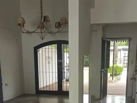 Casa en Alquiler con 2 cocheras