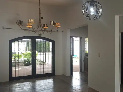 Alquilo Casa Tres dormitorios, Quincho, Piscina (Agosto)