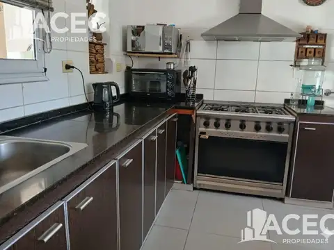 Casa 5 ambientes con 2 baños