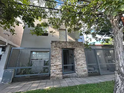Casa de tres dormitorios excelente estado Castelar Norte