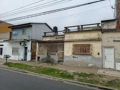 Casa  3 amb a reciclar con depto 2 amb - Caseros