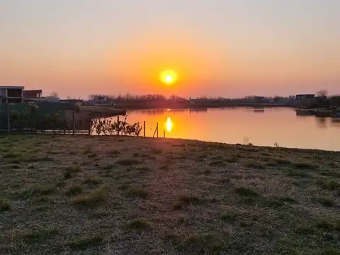 Venta de lote a la laguna en SAN SEBASTIAN AREA 10