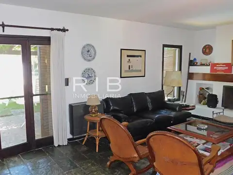 Casa en Alquiler con 2 cocheras