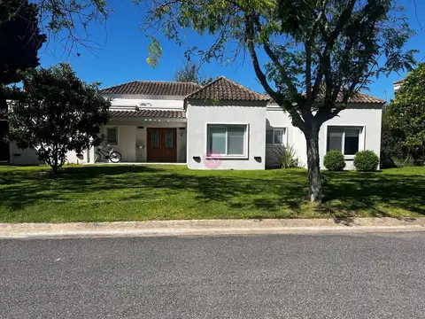 Casa  en Venta en Los Jazmines, Pilar del Este, Pilar