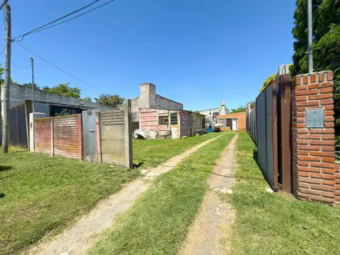 EN VENTA CASA 1 DORM. C/GALPON EN ZONA HIPODROMO