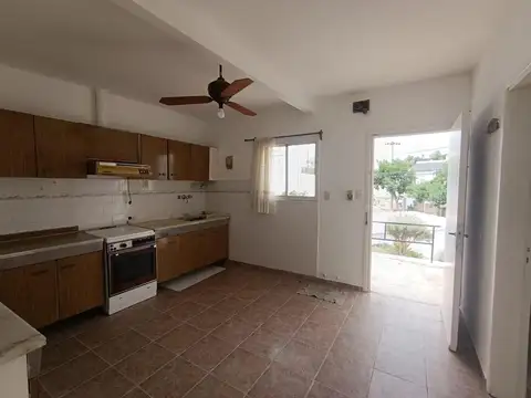 Casa 10 ambientes con 1 baño