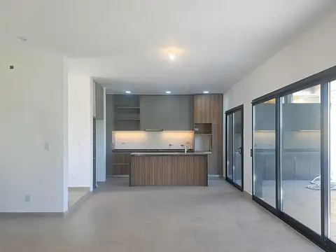 Casa 4 ambientes con 3 baños