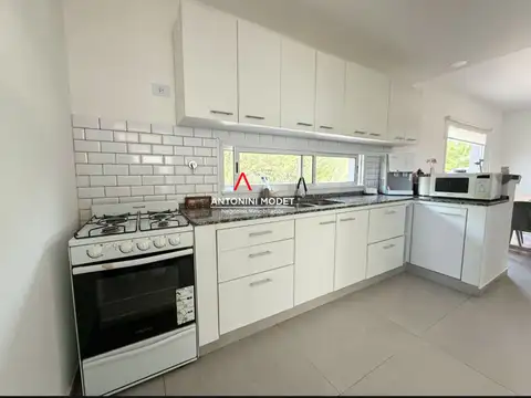 Casa en Alquiler con 3 cocheras