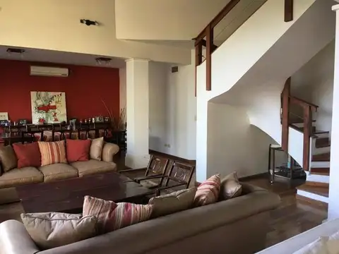 Casa 5 ambientes con 4 baños