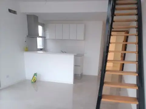 *EXCELENTE DEPTO. DE 2 AMB. (AMBIENTE ÚNICO + MULTIUSO) CON TERRAZA Y PARRILLA