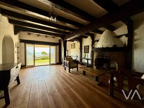 Emblematico chalet de patrimonio historico con vista al mar. Varese.